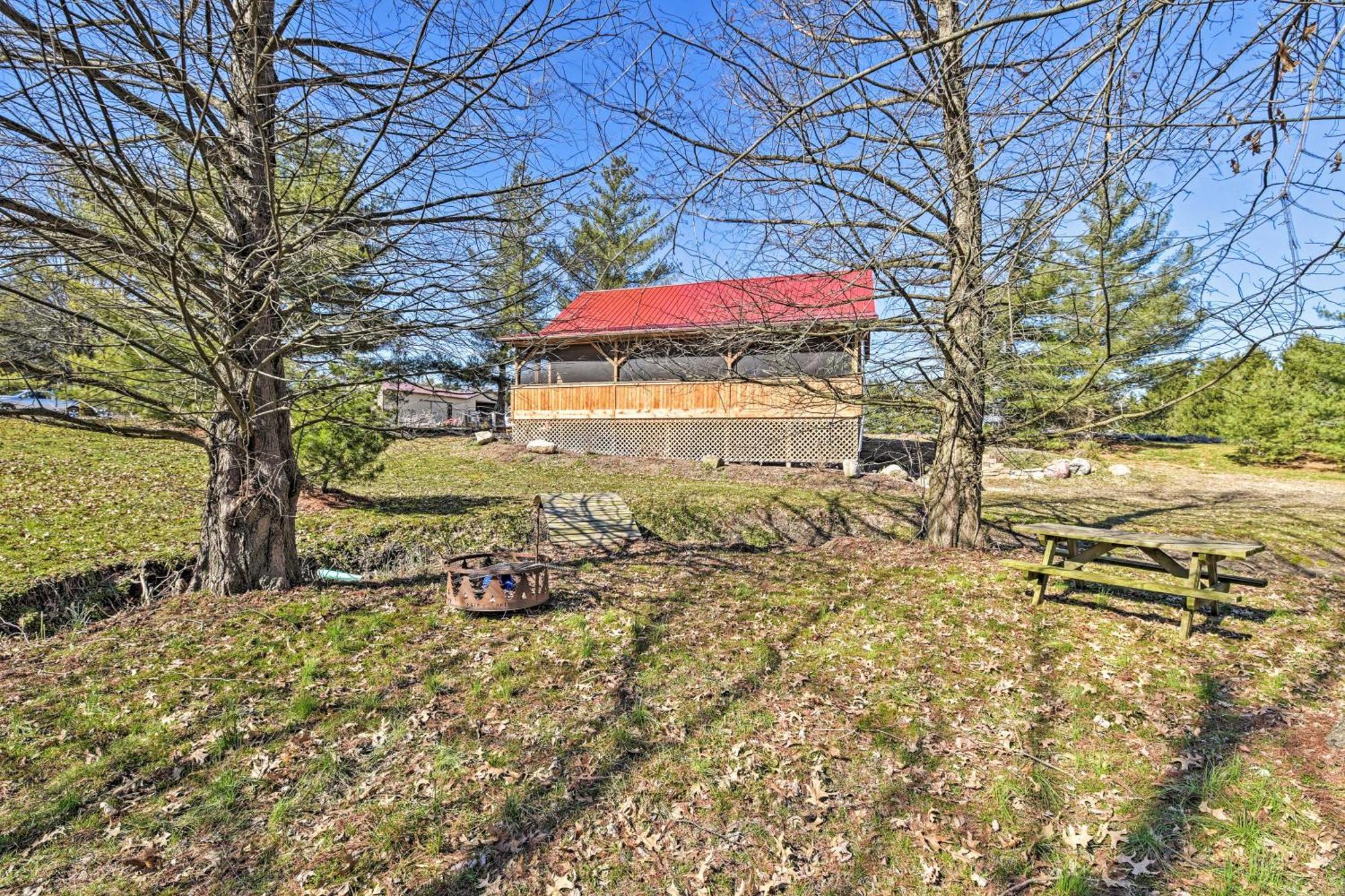 Honey House Cabin - A Quiet Countryside Retreat! Nappanee Extérieur photo