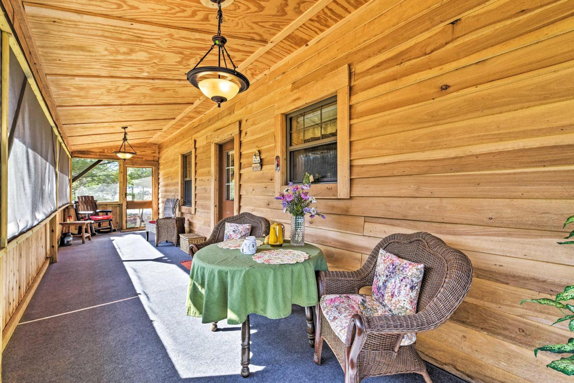 Honey House Cabin - A Quiet Countryside Retreat! Nappanee Extérieur photo
